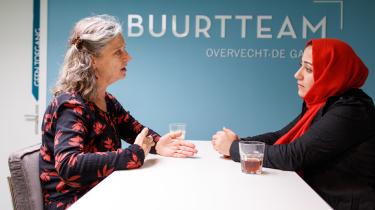 Twee vrouwen in gesprek bij Buurtteam