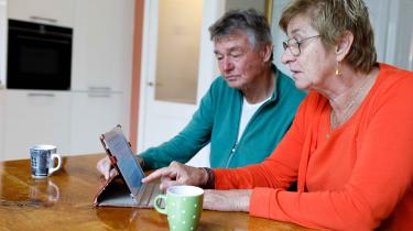 Senioren kijken op tablet