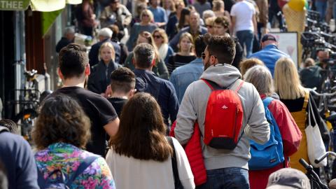 Mensen lopen in Utrecht